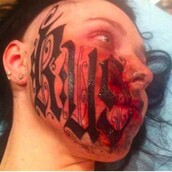 Τη γνώρισε, έκανε τατουάζ στο πρόσωπό της και τώρα την παντρεύεται 