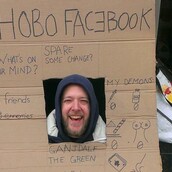 Η φωτογραφία της μέρας: Άστεγος φτιάχνει προφίλ στο Facebook - σε χαρτόνι!