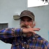 Ο πιο αγαθός τρελομουστακαλής άστεγος 