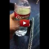 Ο πιο γρήγορος τρόπος να πιεις ένα μπουκάλι νερό