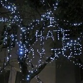 Τα χειρότερα (και πιο σόκιν) χριστουγεννιάτικα φετινά φωτάκια