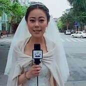 Ρεπόρτερ καλύπτει το σεισμό στην Κίνα - με το νυφικό της