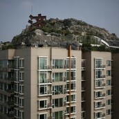 Κινέζος έχτισε ολόκληρο βουνό στην ταράτσα της πολυκατοικίας του