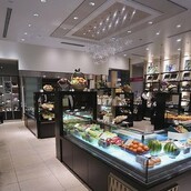 ΦΩΤΟΓΡΑΦΙΕΣ: Το πιο εξωφρενικά ακριβό «σαλόνι» φρούτων της Ιαπωνίας