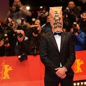 O Shia LaBeouf φοράει χαρτοσακούλα κατά την προώθηση της ταινίας “Nymphomaniac” 