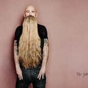 Μακριά μαλλιά που μοιάζουν με γενειάδα. Είναι άντρας ή γυναίκα..;