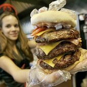 Προσπαθώντας να δαγκώσει τριπλό μπέργκερ, έπαθε εξάρθωση σιαγόνας