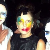 H Lady Gaga υποστηρίζει ότι ο Perez Hilton την απειλεί