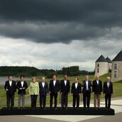 Οι ηγέτες των G8 ποζάρουν κάτω από ένα δυσοίωνο σύννεφο