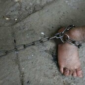 Εντεκάχρονος αλυσοδεμένος στα στενά της Κίνας