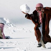 Σαουδάραβας παίζει στο χιόνι!