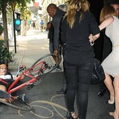 Η Νικόλ Κίντμαν έπεσε μετά από σύγκρουση με παπαράτσι-ποδηλάτη