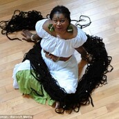 Προτιμά να παραλύσει παρά να κόψει τα μαλλιά της η γυναίκα με τα μακρύτερα ράστα στον κόσμο