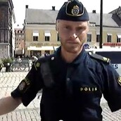 Αυτό συμβαίνει όταν τραβάς βίντεο την αστυνομία στην Σουηδία