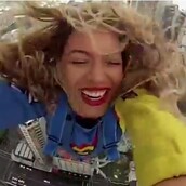 H Beyoncé κάνει sky jump [video]