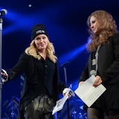 Η Μadonna υποδέχεται τις Pussy Riot στη συναυλία της Διεθνούς Αμνηστίας