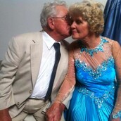 Αυτός ο άντρας χάρισε 55.000 φορέματα στην γυναίκα του, στα 56 χρόνια του γάμου τους.