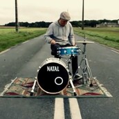 Δείτε αυτό το βίντεο (και κυρίως ακούστε τα ντραμς)