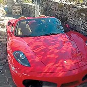 Η πιο wtf βόλτα στα Ζαγοροχώρια έγινε με κόκκινη Ferrari! 