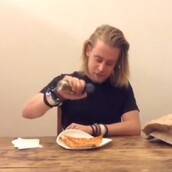 Ο Μακόλεϊ Κάλκιν γύρισε και ανέβασε το πιο περίεργο βιντεάκι