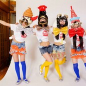 Girl Band κονταίνει τις φούστες του όσο ανεβαίνει ο δείκτης του χρηματιστηρίου