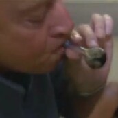 Ένας παππούς καπνίζει «χόρτο» για πρώτη φορά στη ζωή του