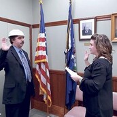 Πασταφαριανός ιερέας ορκίστηκε σε δημοτικό συμβούλιο φορώντας ένα σουρωτήρι