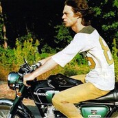 30 διασημότητες από τα παλιά, με τις αγαπημένες τους μοτοσικλέτες.