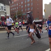 O Εσταυρωμένος τρέχει στο Μαραθώνιο!