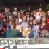 Τούρκοι διαδηλωτές τραγουδούν επαναστατικό τραγούδι από τους «Άθλιους»