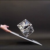 «Μαγικός» κύβος που αψηφά τη βαρύτητα