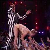 Ο Ατένμπορο περιγράφει το twerking της Μάιλι Σάιρους [video]