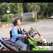 Η πιο ζόρικη οδηγός σκούτερ που θα δεις ποτέ (και το επίσης ζόρικο πουλάκι της) !