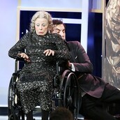 Ο Sacha Baron Cohen ρίχνει από τη σκηνή ηλικιωμένη ηθοποιό [video] 