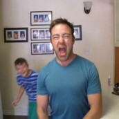 Πατέρας διασκεδάζει την οικογένεια του κάνοντας lip synch σε κρίση γκρίνιας