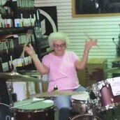 ΒΙΝΤΕΟ: Μια γιαγιά ντράμερ