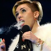 Η Miley Cyrus έσκασε μπάφο επί σκηνής