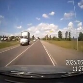 Οδηγός αυτοκινήτου διακόπτει μια σεξουαλική πράξη στη μέση του δρόμου!