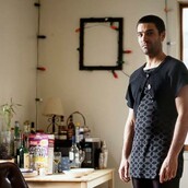 Άντρες φωτογραφίζονται φορώντας τα ρούχα των γυναικών τους