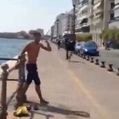 Θεσσαλονικιός βουτάει στον Θερμαϊκό