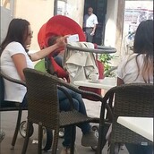 Τι κάνει η μάνα για να πιει ένα ρημαδοκαφέ 