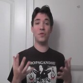 Αυτός ο έφηβος προτιμάει να κάνει κάτι διαφορετικό με τα χέρια του...