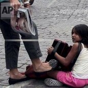 Γυναίκα κλωτσάει κοριτσάκι στον πεζόδρομο της Ακρόπολης