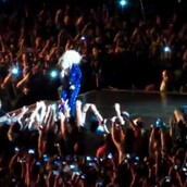 Η Beyonce αγαπά τους θαυμαστές της, ακόμα κι όταν την τραβούν κοντά τους...