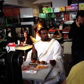 Ο Σοφοκλής Σχορτσιανίτης διαφημίζει μπέργκερ στο Ισραήλ [video]