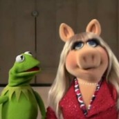 Ο Kermit και η Piggy συγχαίρουν την Kate και τον Will