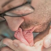 O συγκλονιστικός πατέρας τραγουδά στο νεογέννητο μωρό του που πεθαίνει