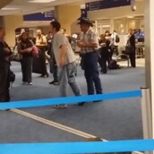 Η "εξουδετέρωση" ενός ομοφοβικού σε αεροδρόμιο