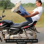 Ινδός κάνει γιόγκα πάνω σε κινούμενη μοτοσικλέτα