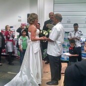 Ζευγάρι από την Καλιφόρνια παντρεύτηκε σε διαδρόμους σούπερ μάρκετ